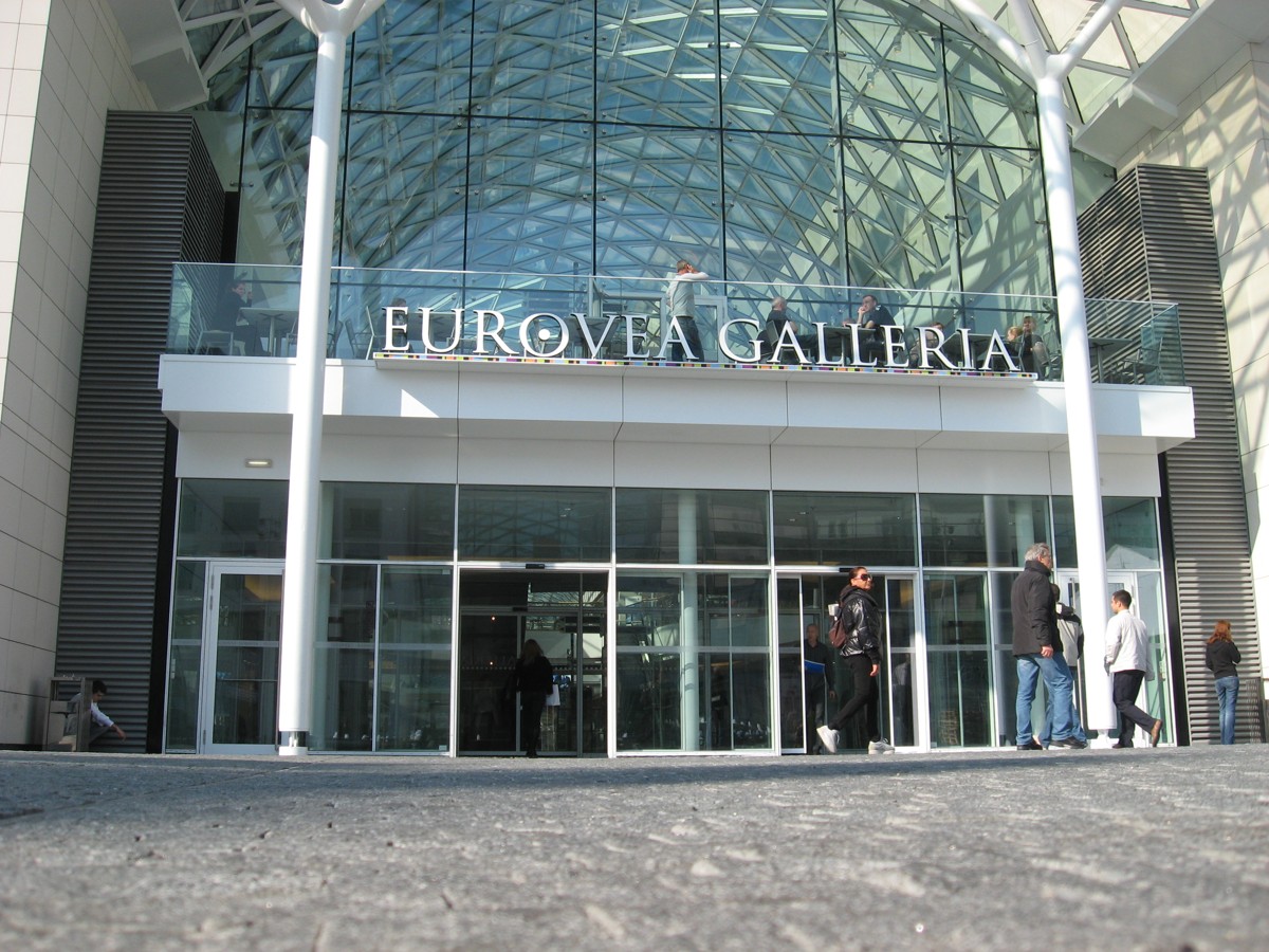 Automatické posuvné dveře Eurovea v Bratislavě