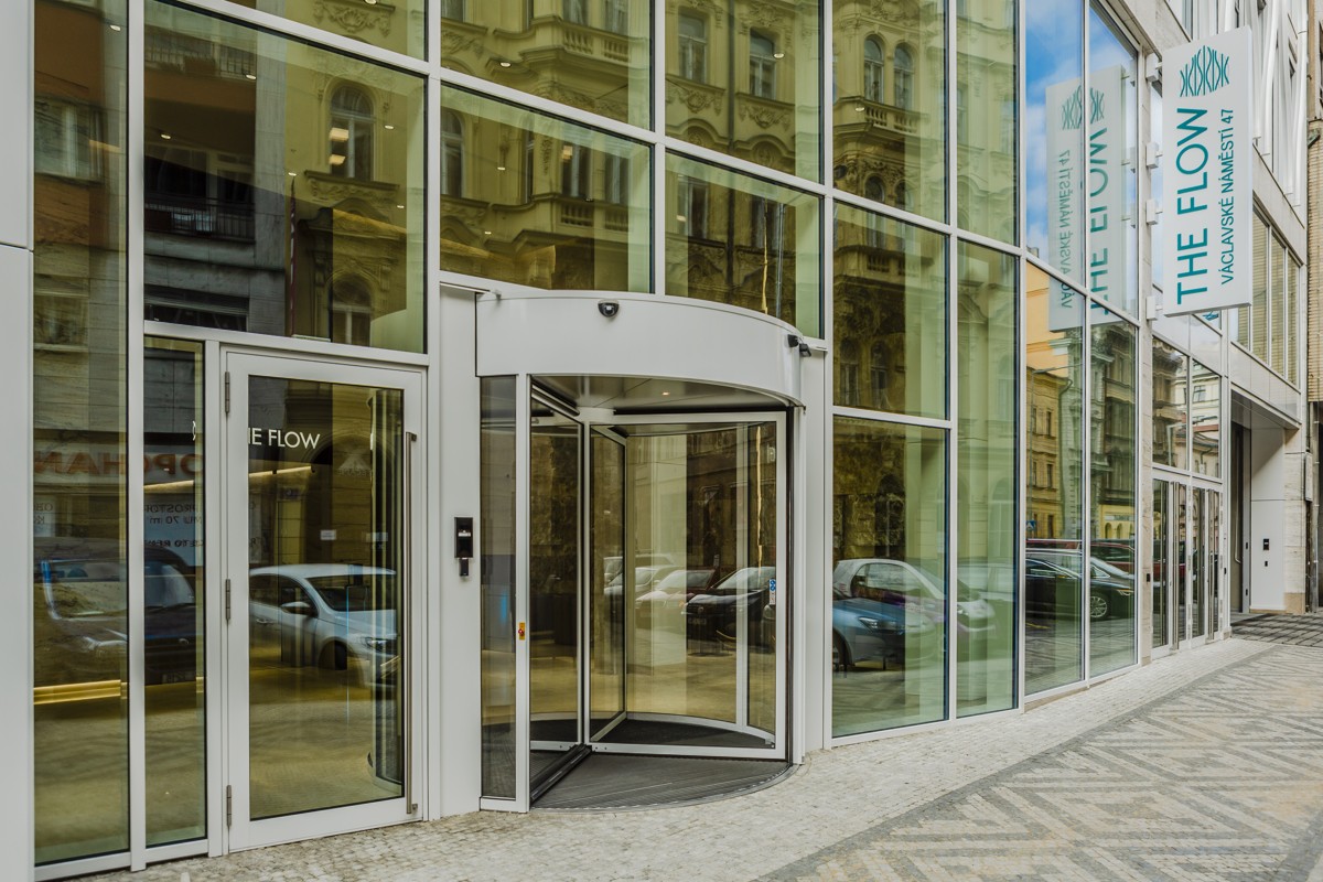 Karuselové dveře The Flow v Praze
